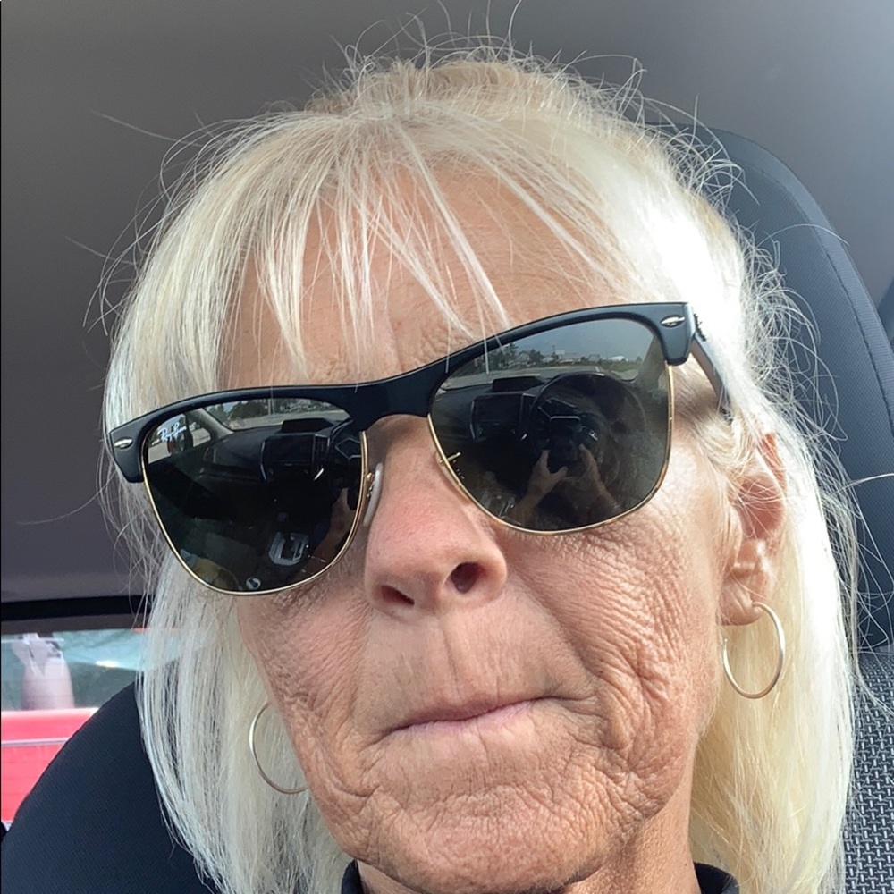 Meet your Posher, Laurie